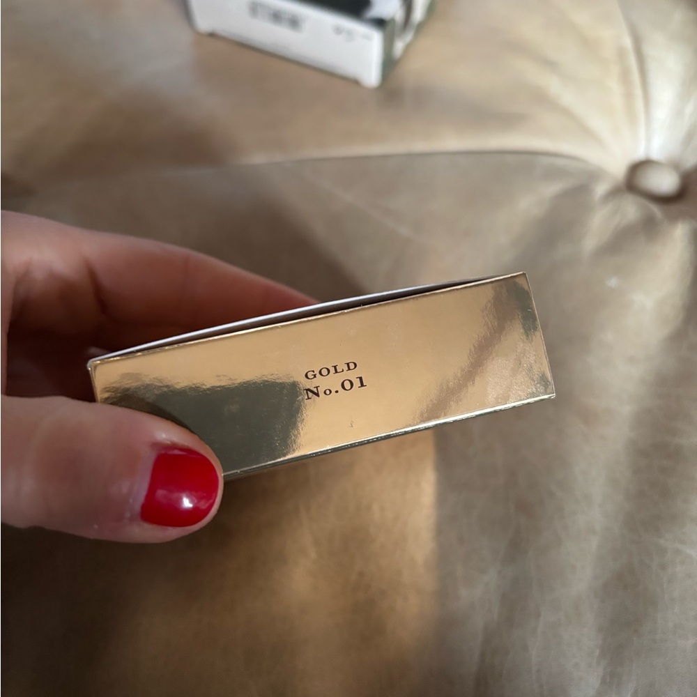 Burberry Gold Glow Fragranced Luminising Powder - Picture 4 of 6